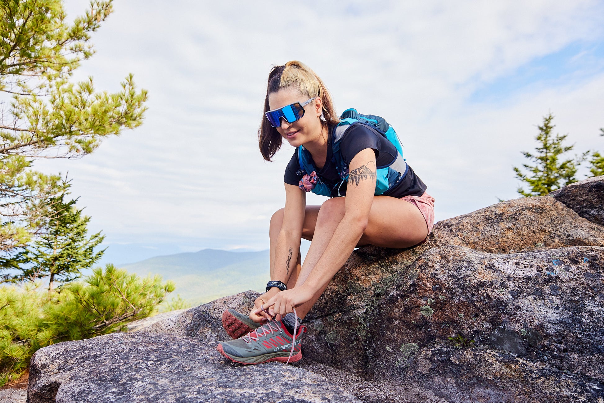girl wearing uvex sportstyle 235 sunglasses while tying her shoe